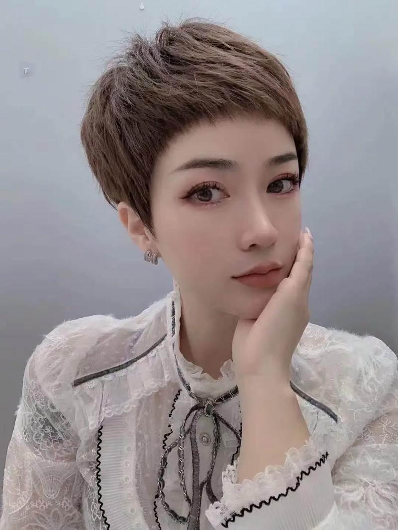 爱心假发：承载善意与温暖，为脱发者重拾自信与美丽
